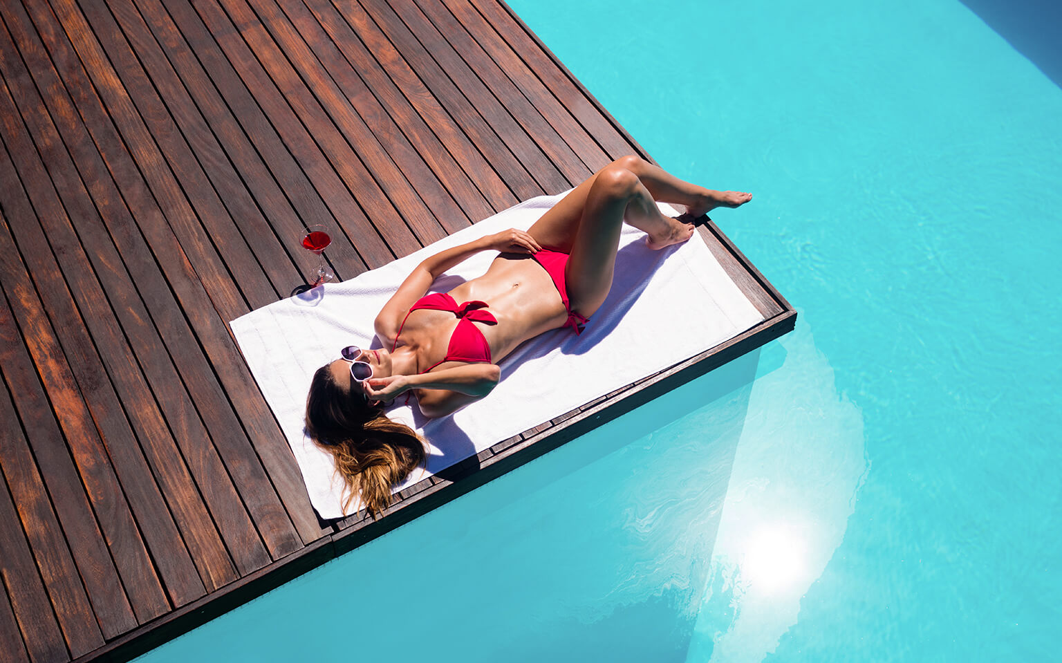 Femme au bord d'une piscine